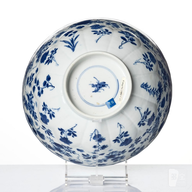 A blue and white 'floral' bowl, - 图6